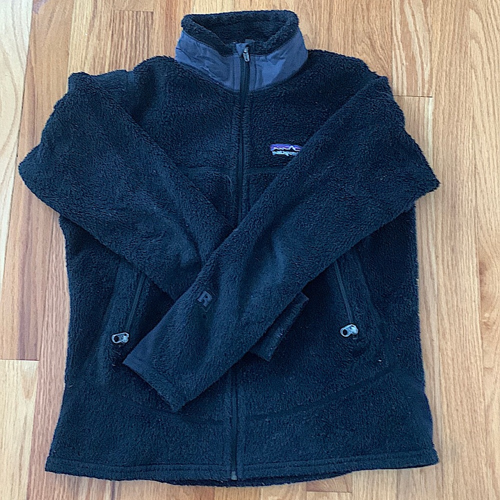 Black Patagonia fleece sweatshirt